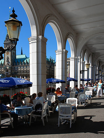 Fotos Blick durch die Bögen der Alster Arkaden auf das Rathaus | Hamburg