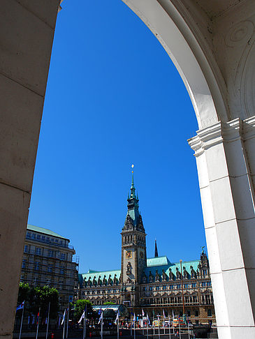 Blick durch die Bögen der Alster Arkaden auf das Rathaus Fotos