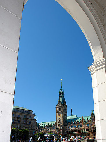 Foto Blick durch die Bögen der Alster Arkaden auf das Rathaus - Hamburg