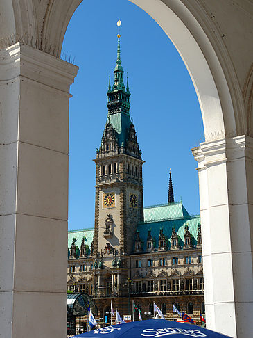 Blick durch die Bögen der Alster Arkaden auf das Rathaus