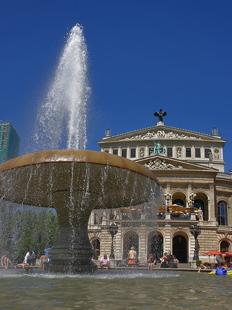 Alte Oper mit Brunnen Foto 