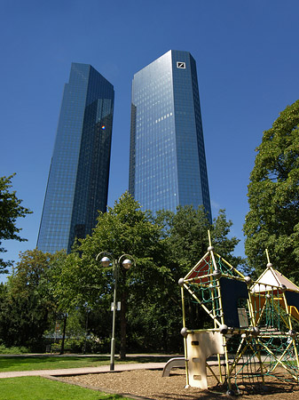 Fotos Deutsche Bank mit Spielplatz