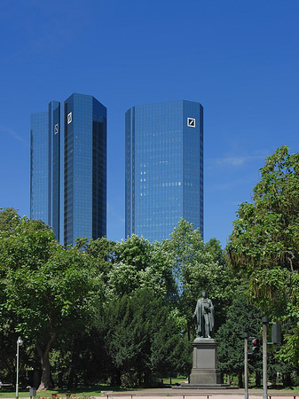 Deutsche Bank mit Statue Foto 