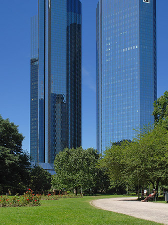 Deutsche Bank mit Weg Foto 