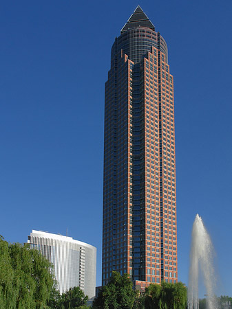 Messeturm mit Ludwig-Erhard-Anlage Foto 