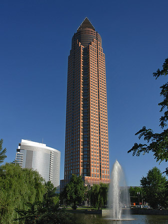 Messeturm mit Ludwig-Erhard-Anlage