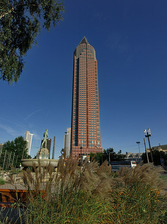 Fotos Messeturm auf Wiese