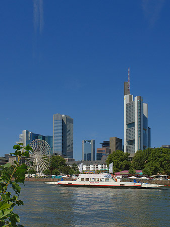 Foto Skyline von Frankfurt mit Schiff - Frankfurt am Main