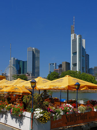 Skyline von Frankfurt mit Schöfferhofer Weizen Foto 