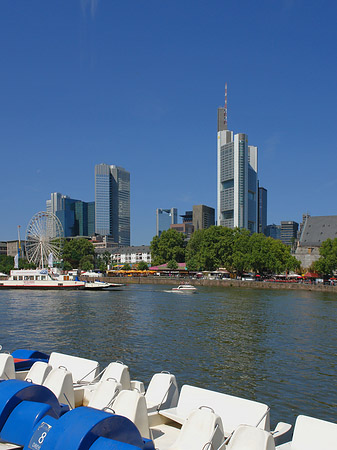 Skyline von Frankfurt mit Tretbooten