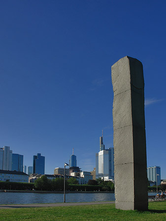 Fotos Obelisk vor Städelsches Kunstinstitut | Frankfurt am Main