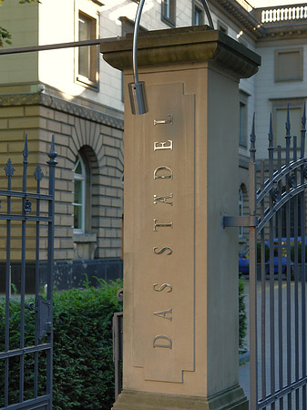 Säule vor dem Städelschen Kunstinstitut Fotos