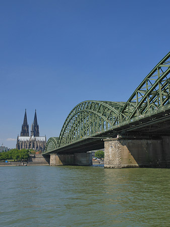 Hohenzollernbrücke am Kölner Dom Foto 