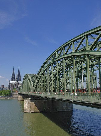 Hohenzollernbrücke am Kölner Dom Foto 