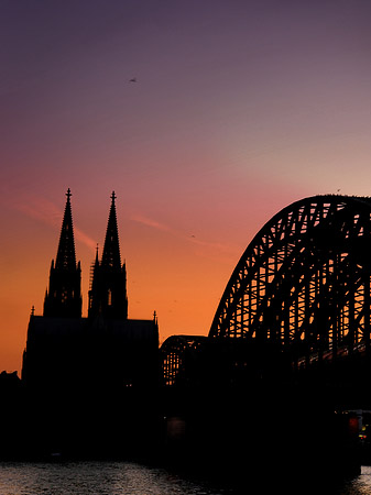 Foto Kölner Dom hinter der Hohenzollernbrücke - Köln