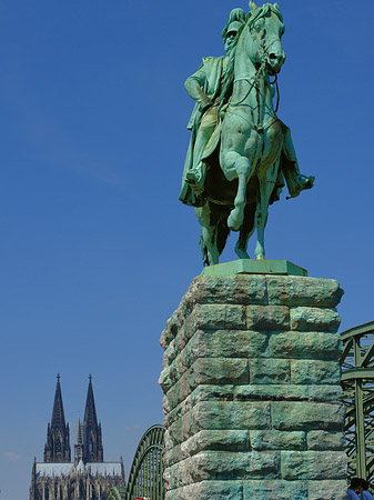 Reiterstatue vor dem Kölner Dom