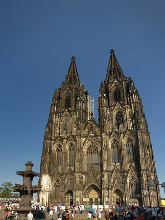 Fotos Touristen tummeln sich vor Kölner Dom | Köln