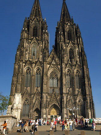 Touristen tummeln sich vor Kölner Dom Fotos