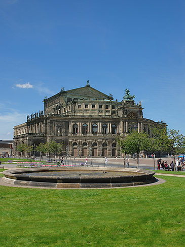 Semperoper mit Springbrunnen Fotos