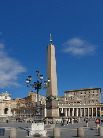 Foto Obelisk mit dem Apostolischen Palast - 