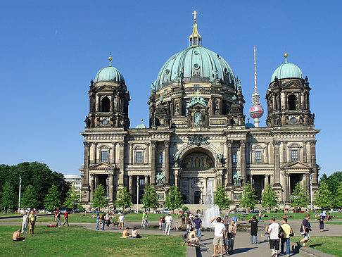 Berliner Dom mit Fernsehturm Fotos