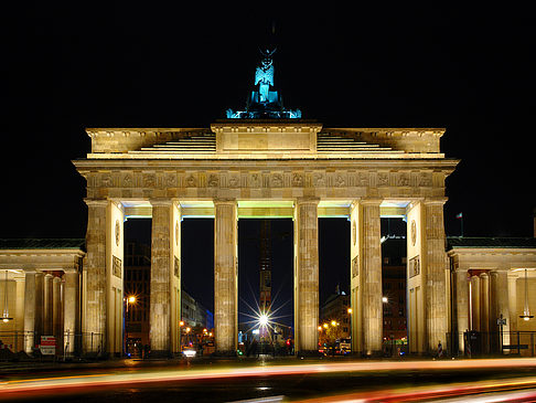 Foto Brandenburger Tor mit Straßenverkehr