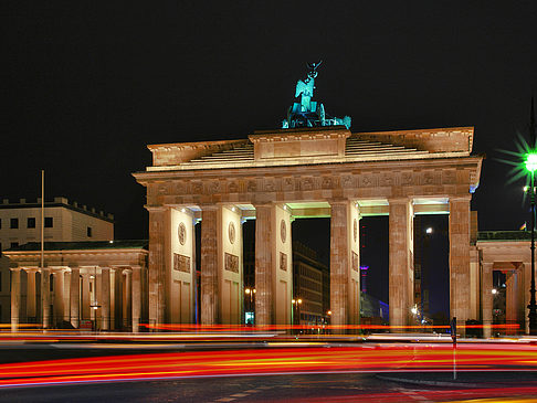 Brandenburger Tor mit Straßenverkehr Fotos