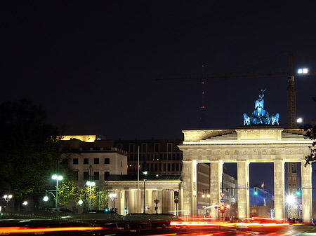 Brandenburger Tor mit Straßenverkehr Fotos