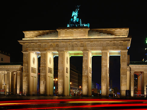 Fotos Brandenburger Tor mit Straßenverkehr | Berlin