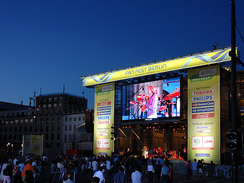 Fanfest bei Nacht