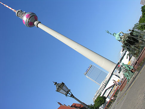 Fernsehturm mit Neptunbrunnen Foto 