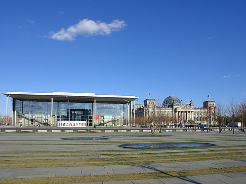 Paul-Löbe-Bau und Reichstag