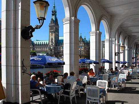 Foto Blick durch die Bögen der Alster Arkaden auf das Rathaus - Hamburg