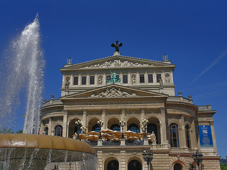 Alte Oper mit Brunnen Fotos