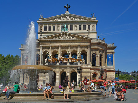 Foto Alte Oper mit Brunnen