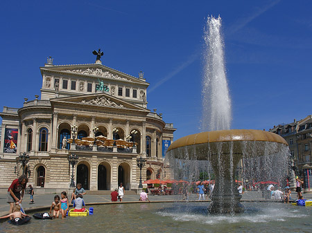 Fotos Alte Oper mit Brunnen