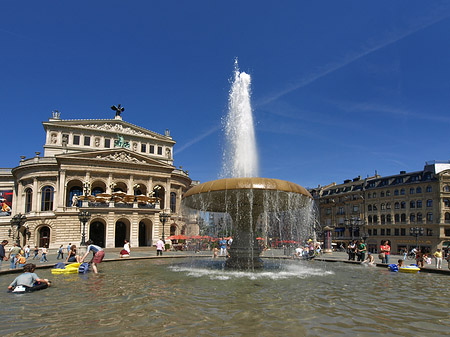 Alte Oper mit Brunnen Fotos