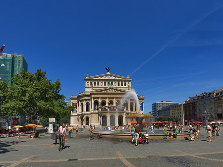 Foto Alte Oper mit Häusern - Frankfurt am Main