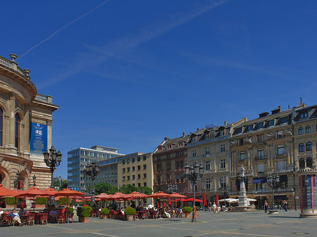 Alte Oper mit Häusern