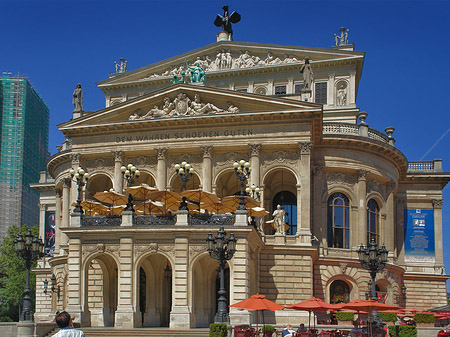 Alte Oper mit Schirmen Fotos