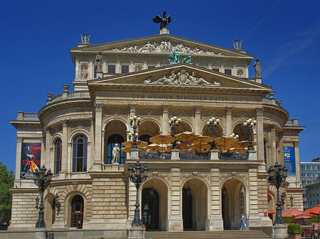 Alte Oper mit Schirmen