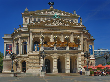 Foto Alte Oper mit Schirmen