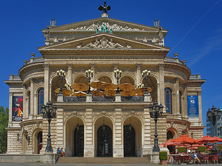 Fotos Alte Oper mit Schirmen