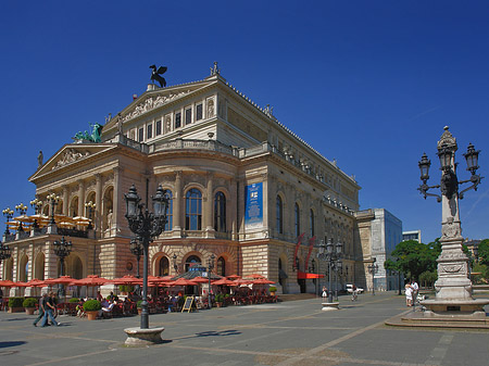 Alte Oper mit Schirmen