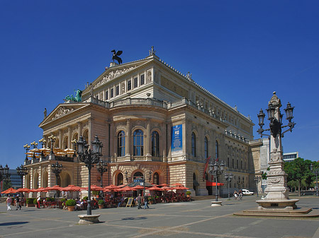 Alte Oper mit Schirmen Foto 