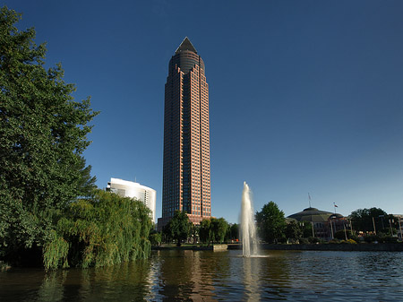 Messeturm mit Ludwig-Erhard-Anlage