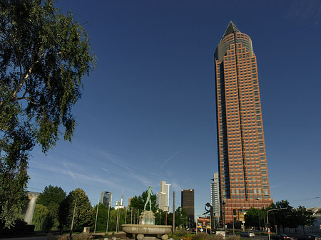 Foto Messeturm hinter Merkurbrunnen