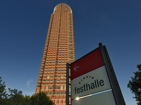 Foto Messeturm mit Festhallenschild