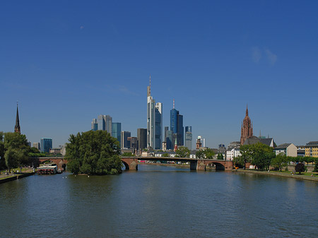 Skyline von Frankfurt mit Alter Brücke Foto 