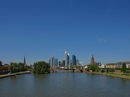 Skyline von Frankfurt mit Alter Brücke Foto 